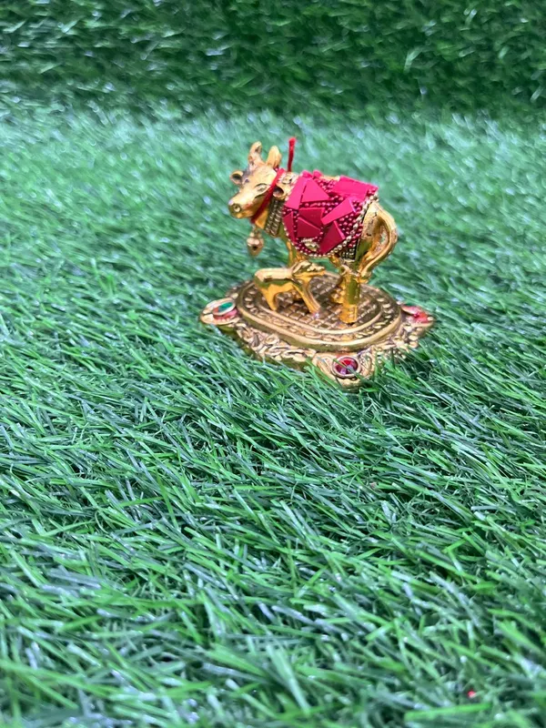 Kamdhenu_Cow_Statue_with_Calf_for_Home_Decor_Gifting_and_Decorative_Golden_Metal_Showpiece_Decorative_Showpiece_-_12_cm_(Aluminium,_Gold)_enu_Cow__Statue