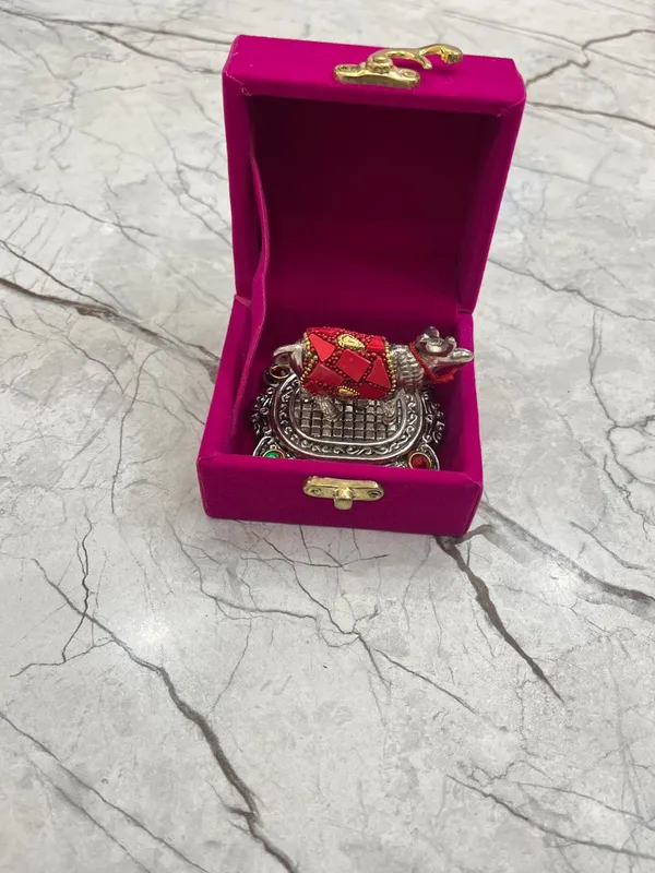 Silver-Plated_Oxidized_Finish_Silver_Plated_Kamdhenu_Cow_with_Calf_Statue_with_Luxury_Velvet_Box