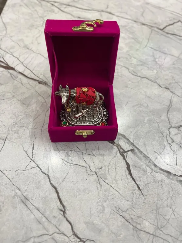 Silver-Plated_Oxidized_Finish_Silver_Plated_Kamdhenu_Cow_with_Calf_Statue_with_Luxury_Velvet_Box