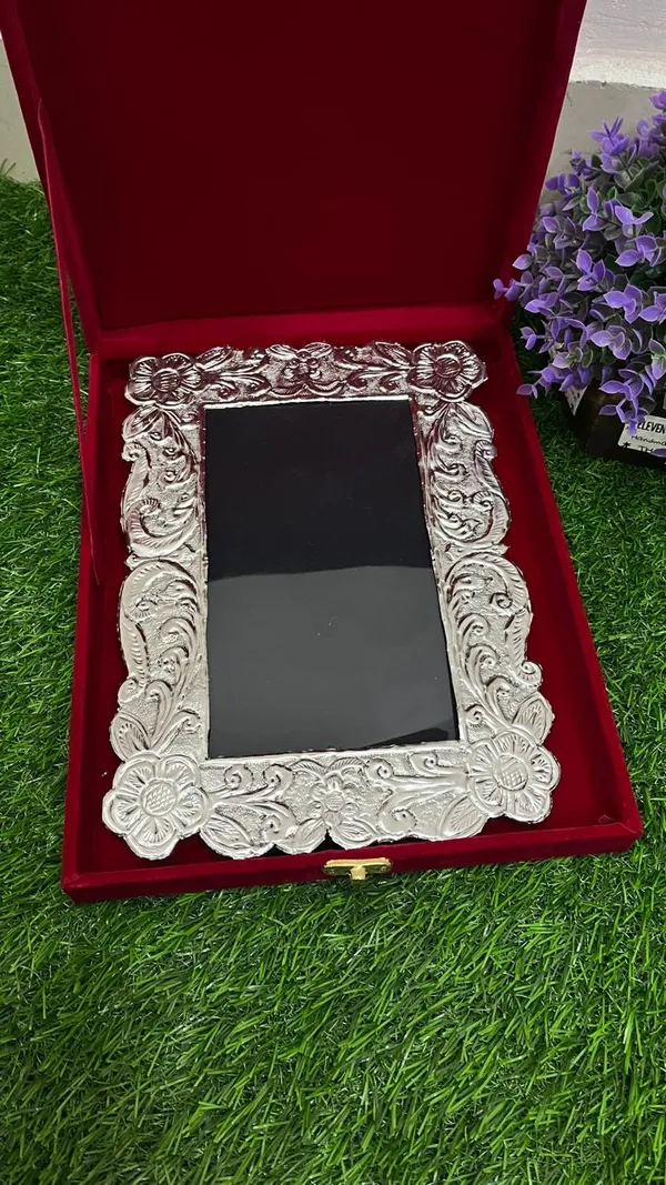 Tabletop_Crown_Photo_Frame