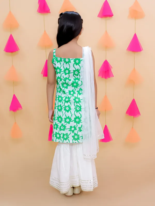 Green_Pure_Cotton_Printed_Kurti_With_White_Sarara