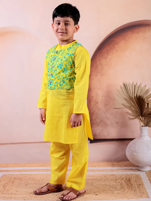 Yellow_Pure_Cotton_Printed_Kurta_Pyjama_With_Jacket