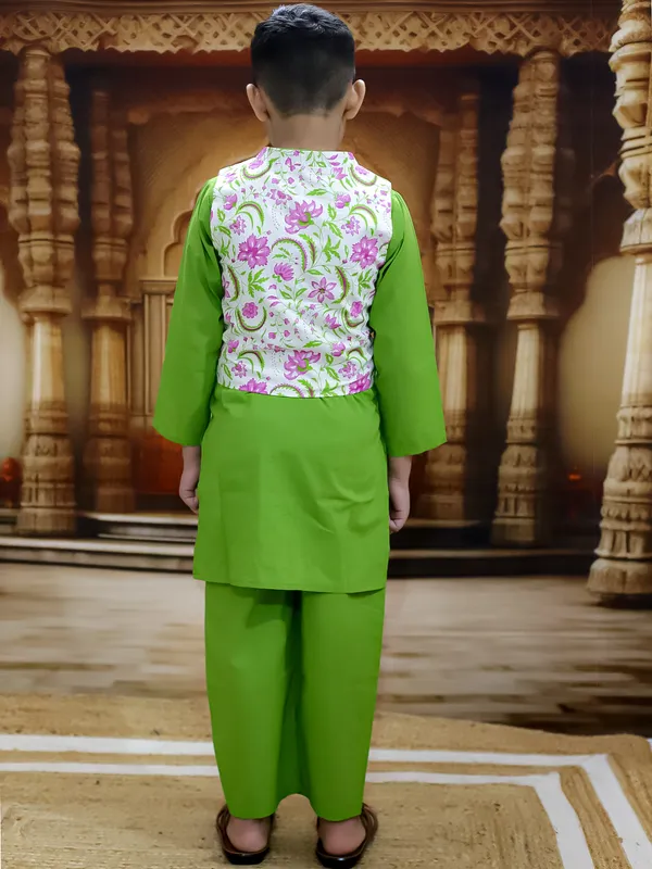Green_Pure_Cotton_Printed_Kurta_Pyjama_With_Jacket