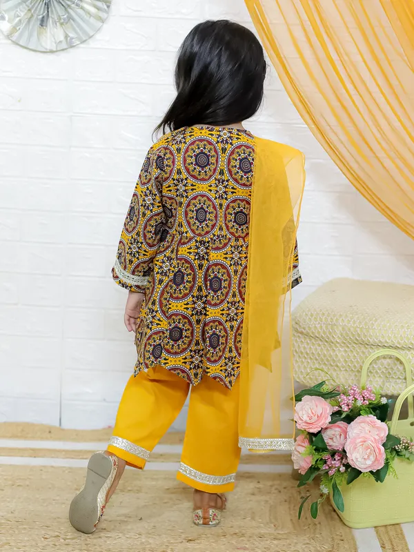 Yellow_Paisley_Printed_Regular_Pure_Cotton_Kurta_With_Pyjamas_&_With_Dupatta