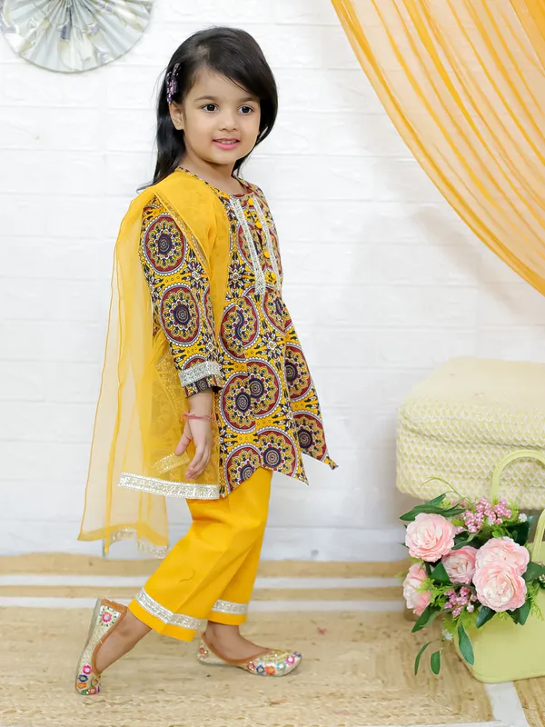 Yellow_Paisley_Printed_Regular_Pure_Cotton_Kurta_With_Pyjamas_&_With_Dupatta