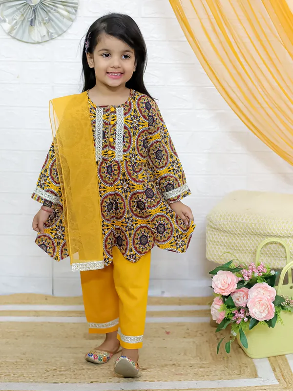 Yellow_Paisley_Printed_Regular_Pure_Cotton_Kurta_With_Pyjamas_&_With_Dupatta