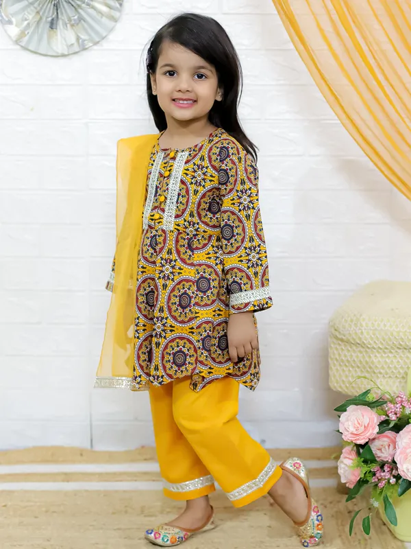 Yellow_Paisley_Printed_Regular_Pure_Cotton_Kurta_With_Pyjamas_&_With_Dupatta