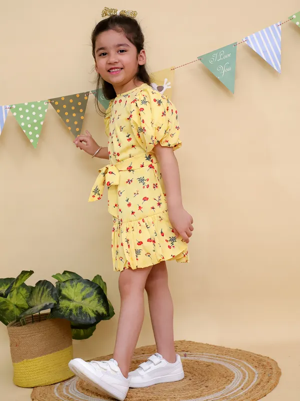 Yellow_Floral_Print_Puff_Sleeve_Dress_With_Ruffle_Hem