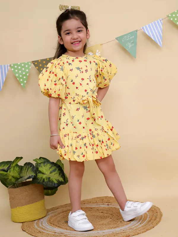 Yellow_Floral_Print_Puff_Sleeve_Dress_With_Ruffle_Hem