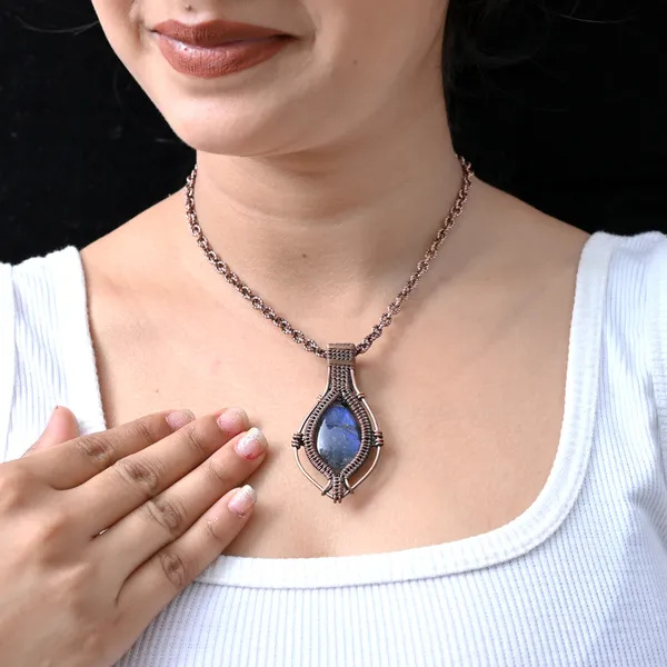 Blue_Labradorite_Healing_Gemstone_Copper_Wire_Wrap_Black_Oxidised_Chain_Pendant_(2.36_Cm)
