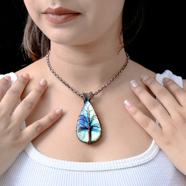 Blue_Labradorite_Healing_Gemstone_Copper_Wire_Wrap_Black_Oxidised_Chain_Pendant_(2.95_Cm)