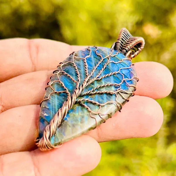 Blue_Labradorite_Healing_Gemstone_Copper_Wire_Wrap_Black_Oxidised_Chain_Pendant_(2.95_Cm)