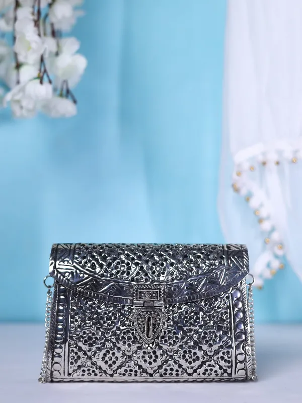 Vintage_Silver_Ornate_Metal_Clutch