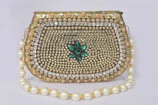Gold_Elegant_Kundan_Evening_Clutch_Bag_With_Pearls_For_Wedding_Functions