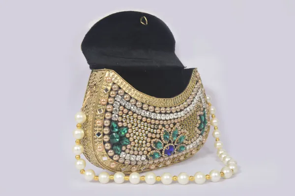 Gold_Elegant_Kundan_Evening_Clutch_Bag_With_Pearls_For_Wedding_Functions