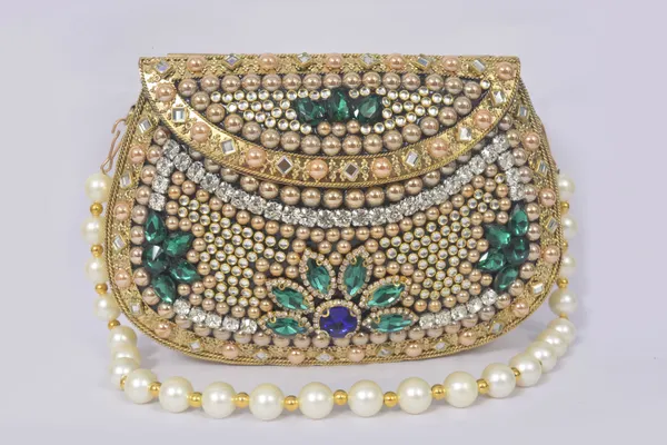 Gold_Elegant_Kundan_Evening_Clutch_Bag_With_Pearls_For_Wedding_Functions