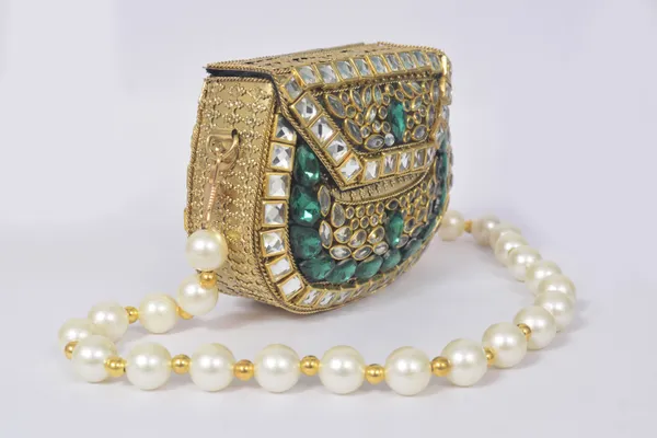 Gold_Jasnoor_Traditional_Kundan_Handbag_With_Royal_Polish,_Emeralds,_And_Pearl_Chain