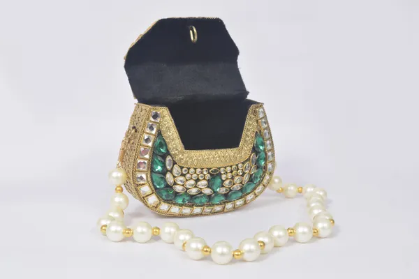 Gold_Jasnoor_Traditional_Kundan_Handbag_With_Royal_Polish,_Emeralds,_And_Pearl_Chain