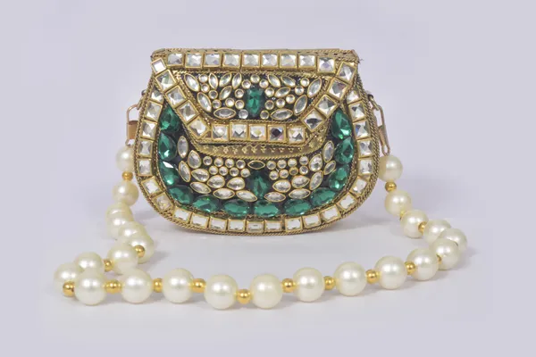 Gold_Jasnoor_Traditional_Kundan_Handbag_With_Royal_Polish,_Emeralds,_And_Pearl_Chain