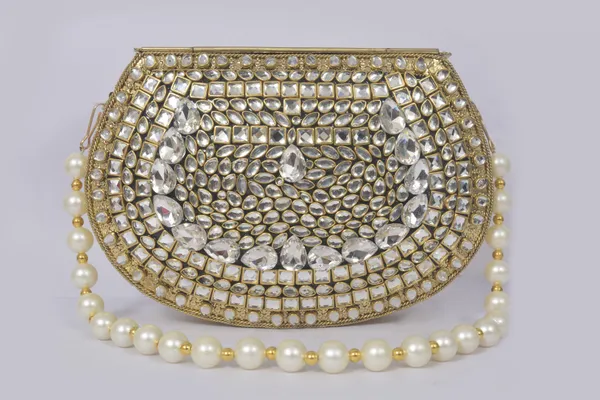 Gold_Zaffreya_Luxe_Kundan_Clutch_With_Emerald_Gemstone_Detailing_And_Pearl_Bead_Handle