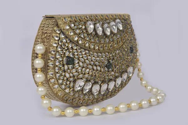 Gold_Zaffreya_Luxe_Kundan_Clutch_With_Emerald_Gemstone_Detailing_And_Pearl_Bead_Handle
