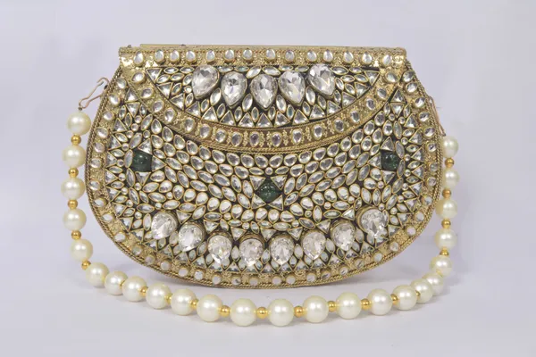Gold_Zaffreya_Luxe_Kundan_Clutch_With_Emerald_Gemstone_Detailing_And_Pearl_Bead_Handle