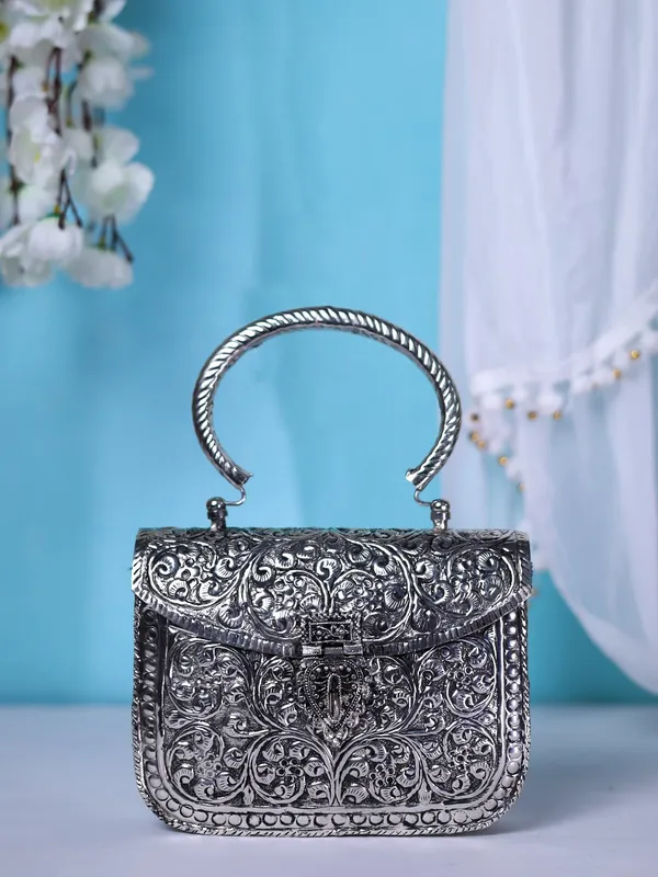 Vintage_Silver_Ornate_Metal_Clutch