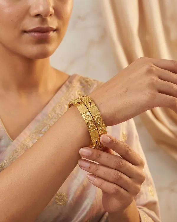 Traditional_Brass_Gold_Bangles_Set_with_Meenakari_Accents_�_High-Durability_Polish_Daily_Wear_Kada