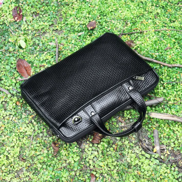 Leather_Laptop_Bag_for_Men,_3_Zipper_Pockets,_2_Spacious_Compartments_with_Padded_Laptop__Slot,_Crossbody_Bag_With_Adjustable_and_Removable_shoulder_Straps.