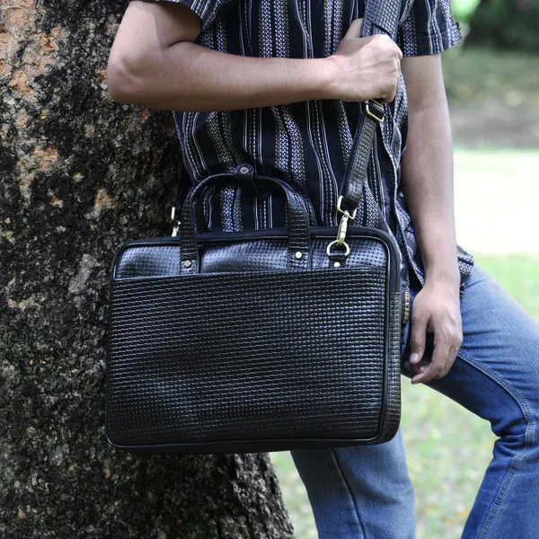 Leather_Laptop_Bag_for_Men,_3_Zipper_Pockets,_2_Spacious_Compartments_with_Padded_Laptop__Slot,_Crossbody_Bag_With_Adjustable_and_Removable_shoulder_Straps.