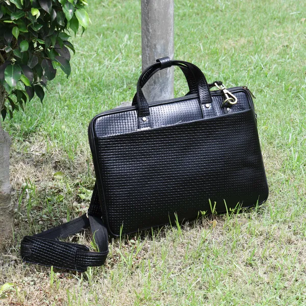 Leather_Laptop_Bag_for_Men,_3_Zipper_Pockets,_2_Spacious_Compartments_with_Padded_Laptop__Slot,_Crossbody_Bag_With_Adjustable_and_Removable_shoulder_Straps.