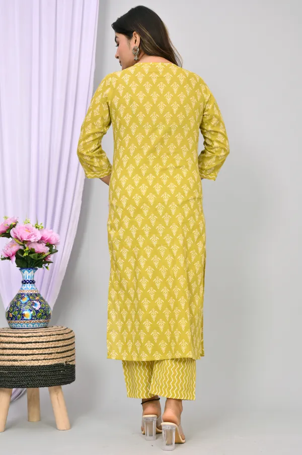 Yellow_Cotton_Blend_Floral_Print_Regular_Kurta_&_Pant_Dupatta_Set_For_Women