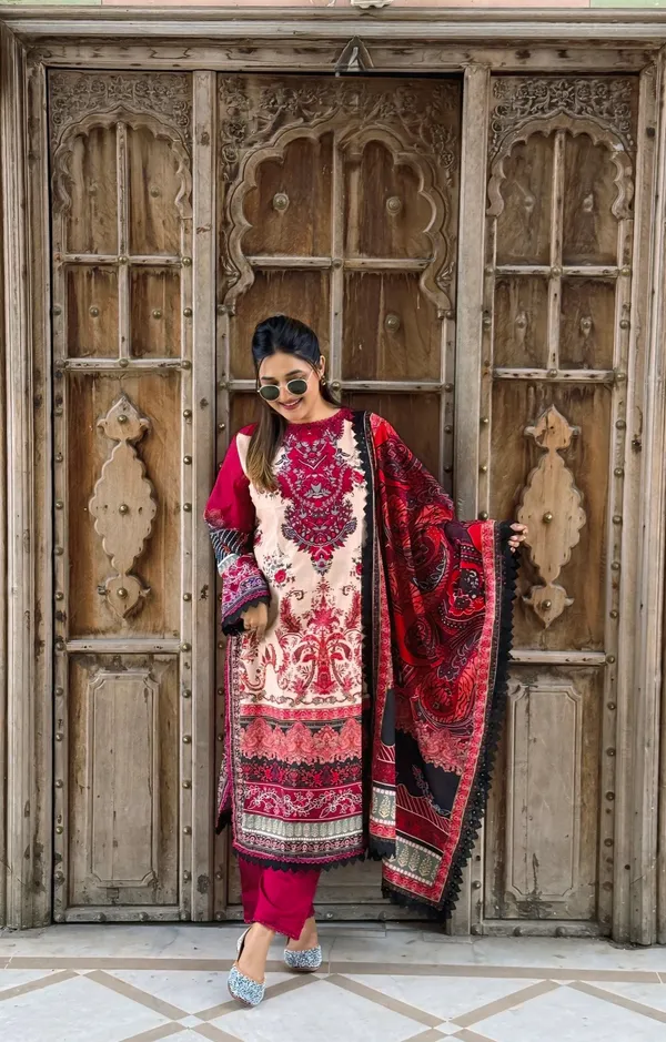 Beautiful_Muslin_Ethnic_Kurta_Set_With_Dupatta_For_Women.