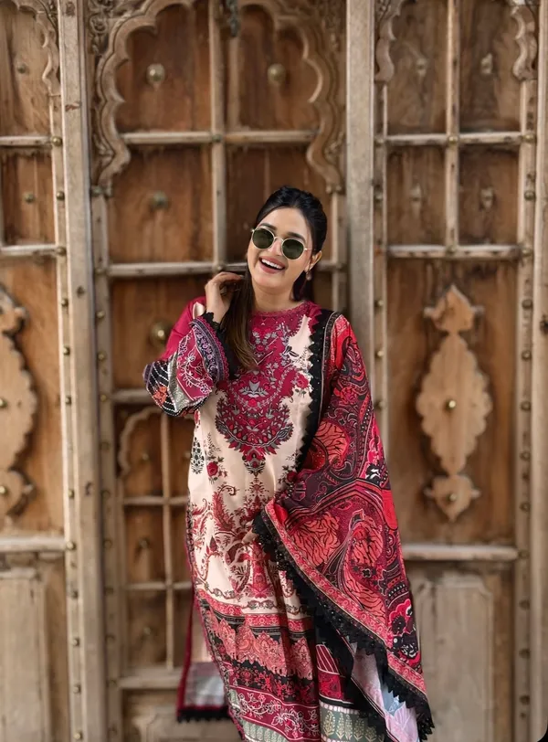 Beautiful_Muslin_Ethnic_Kurta_Set_With_Dupatta_For_Women.