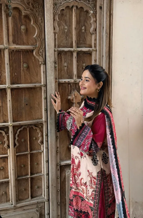 Beautiful_Muslin_Ethnic_Kurta_Set_With_Dupatta_For_Women.