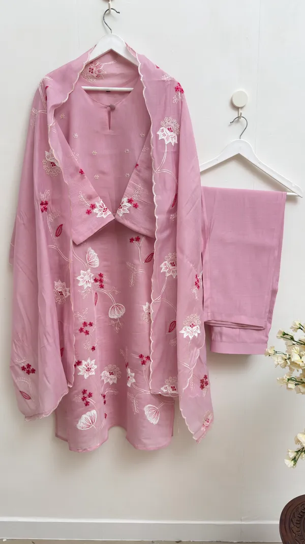 Women's_Floral_Embroidered_Kurta_Pant_Set_with_Dupatta