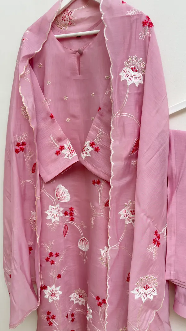 Women's_Floral_Embroidered_Kurta_Pant_Set_with_Dupatta