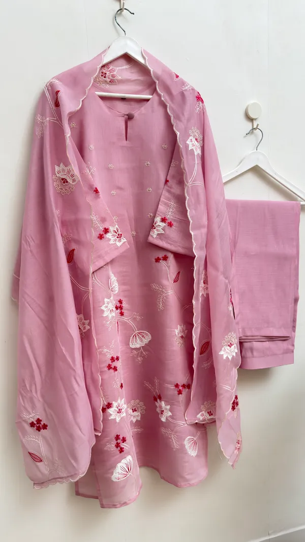 Women's_Floral_Embroidered_Kurta_Pant_Set_with_Dupatta