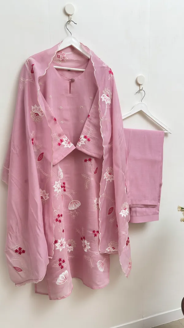Women's_Floral_Embroidered_Kurta_Pant_Set_with_Dupatta