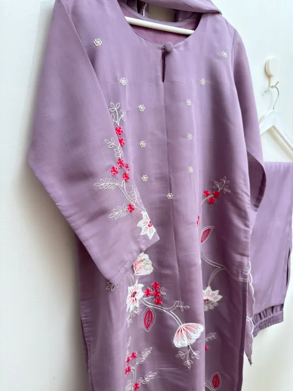 Women's_Lavender_Floral_Embroidered_Chanderi_Kurta_Pant_Set_with_Dupatta