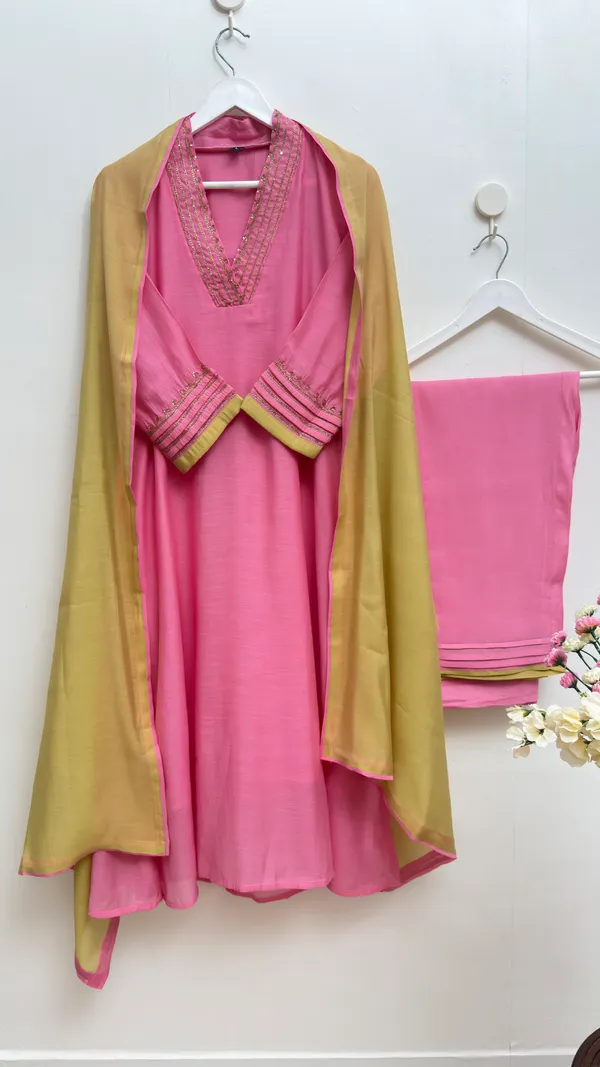 Women’s_Traditional_Suit_Set_with_Detailed_Neckline_Handwork