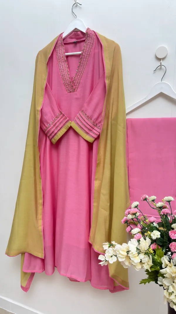 Women’s_Traditional_Suit_Set_with_Detailed_Neckline_Handwork
