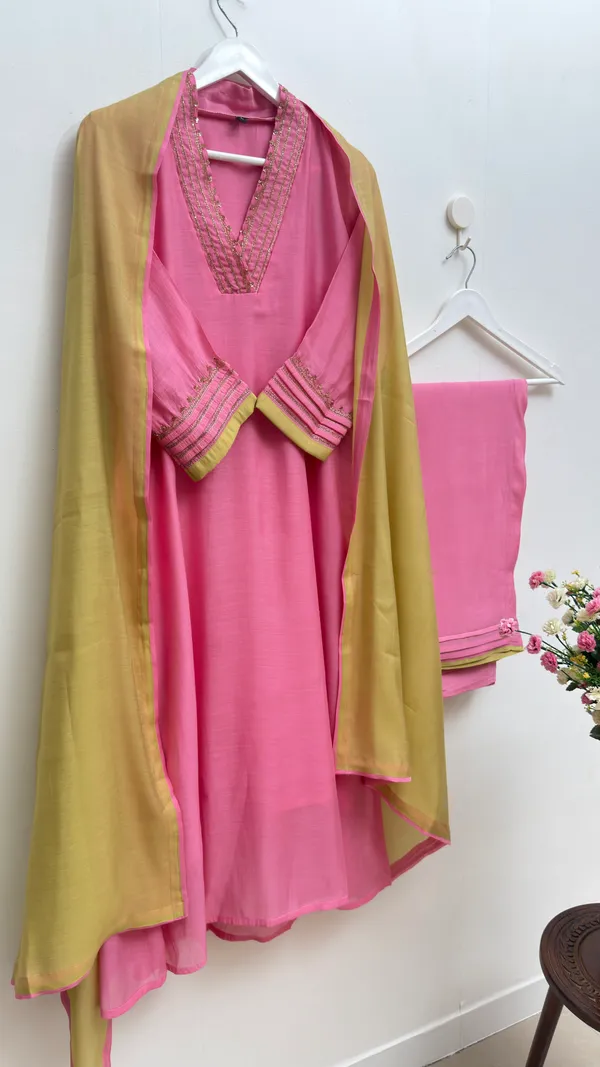 Women’s_Traditional_Suit_Set_with_Detailed_Neckline_Handwork