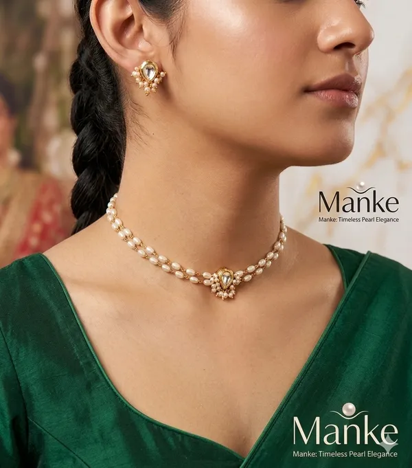 White_&_Golden_Stunning_Handicraft_Kundan_Pearl_Chokker_Set