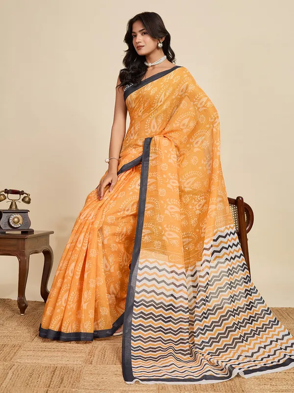 MALINI_WOMEN_PAISLEY_PRINTED_SAREE_-_ORANGE