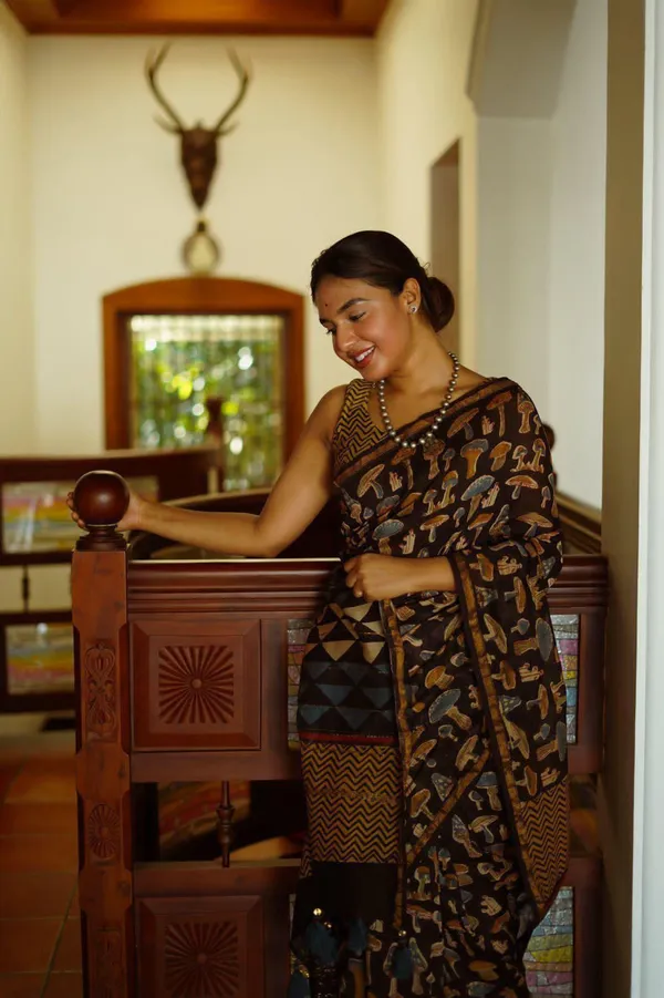 Mashroom_Linen_Mul_Cotton_Saree_-_Black