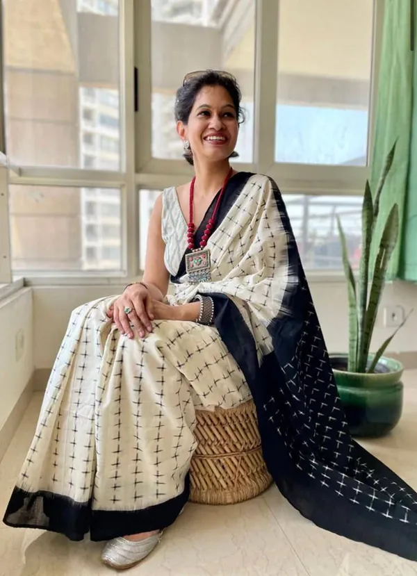 Elegant_White_&_Black_Handloom_Linan_Saree_For_Women