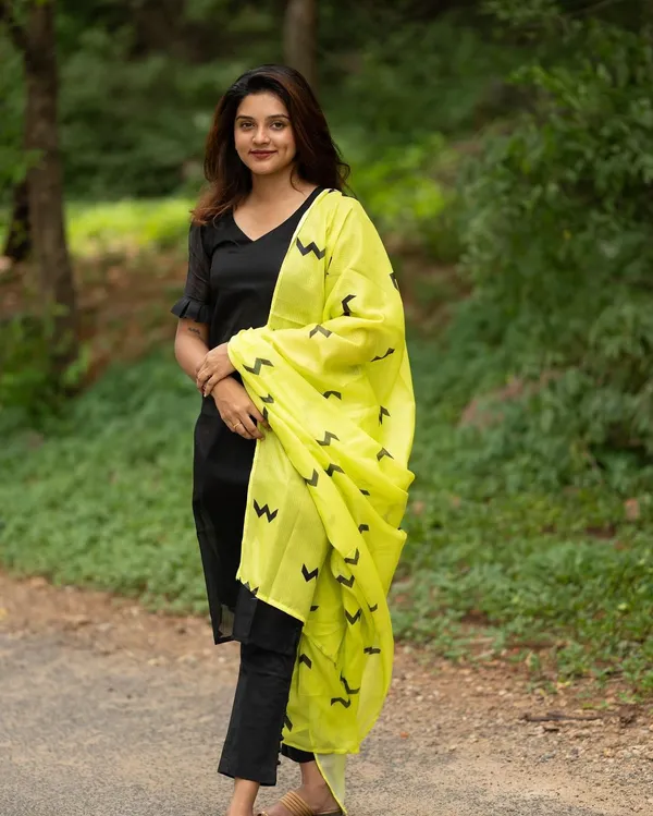 Black_Kurti_Dupatta_Pant_Pair_For_Women