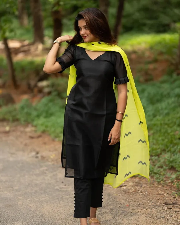 Black_Kurti_Dupatta_Pant_Pair_For_Women