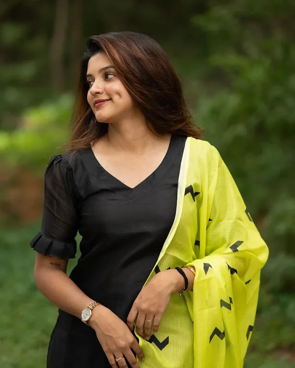 Black_Kurti_Dupatta_Pant_Pair_For_Women